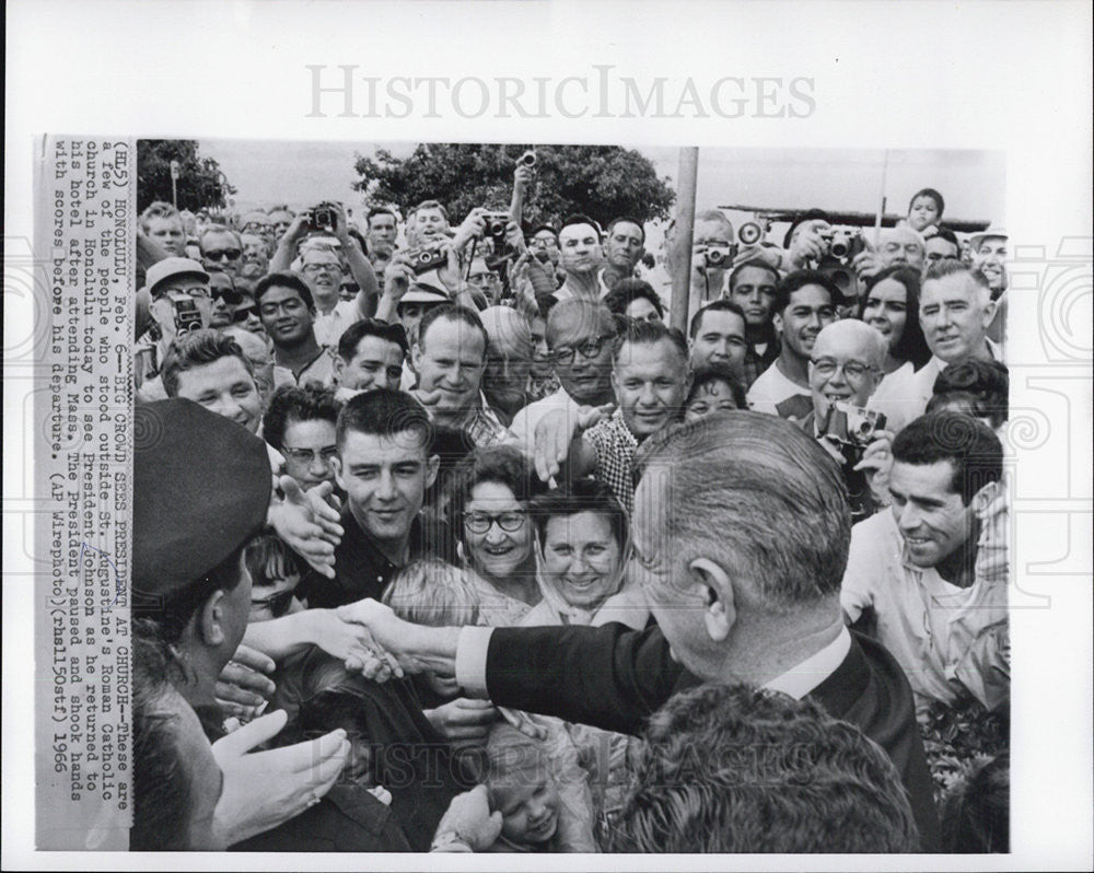 1966 Press Photo LBJ greets crowd - Historic Images