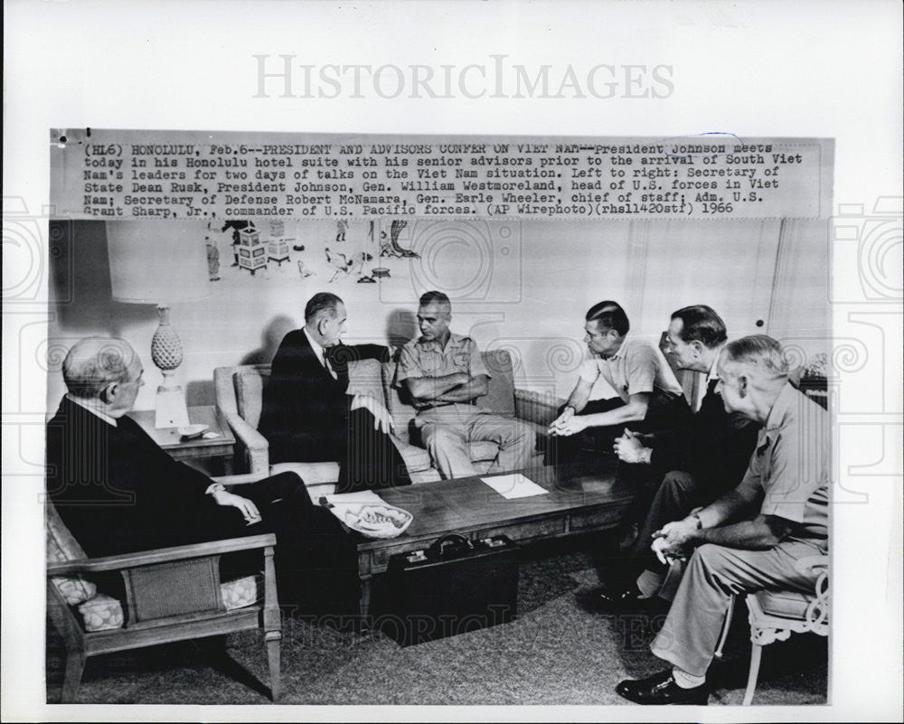 1966 Press Photo LBJ and advisors - Historic Images