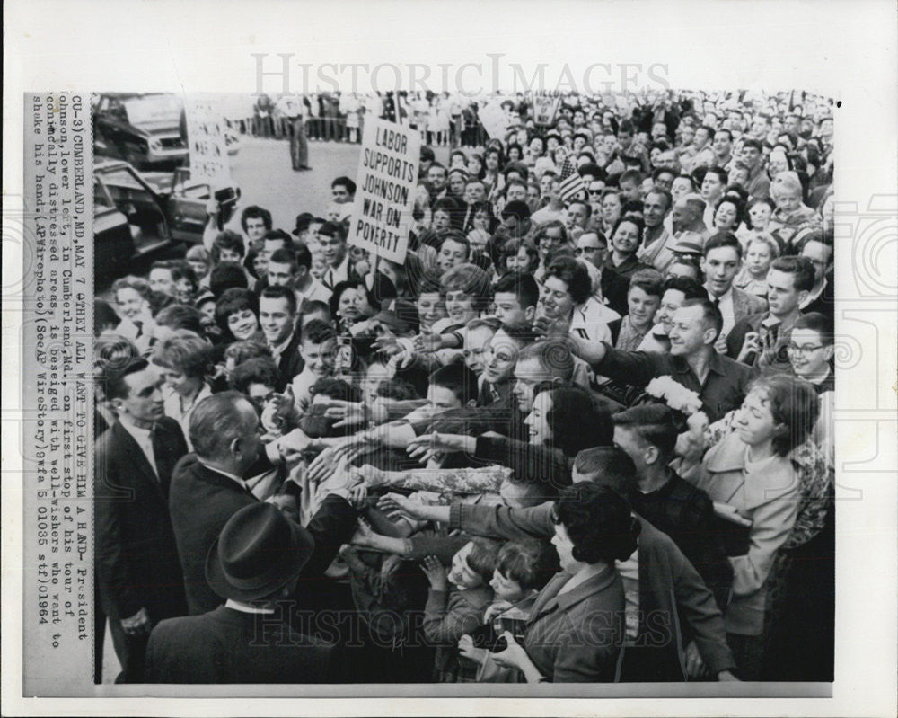 1964 Press Photo LBJ with supporters - Historic Images