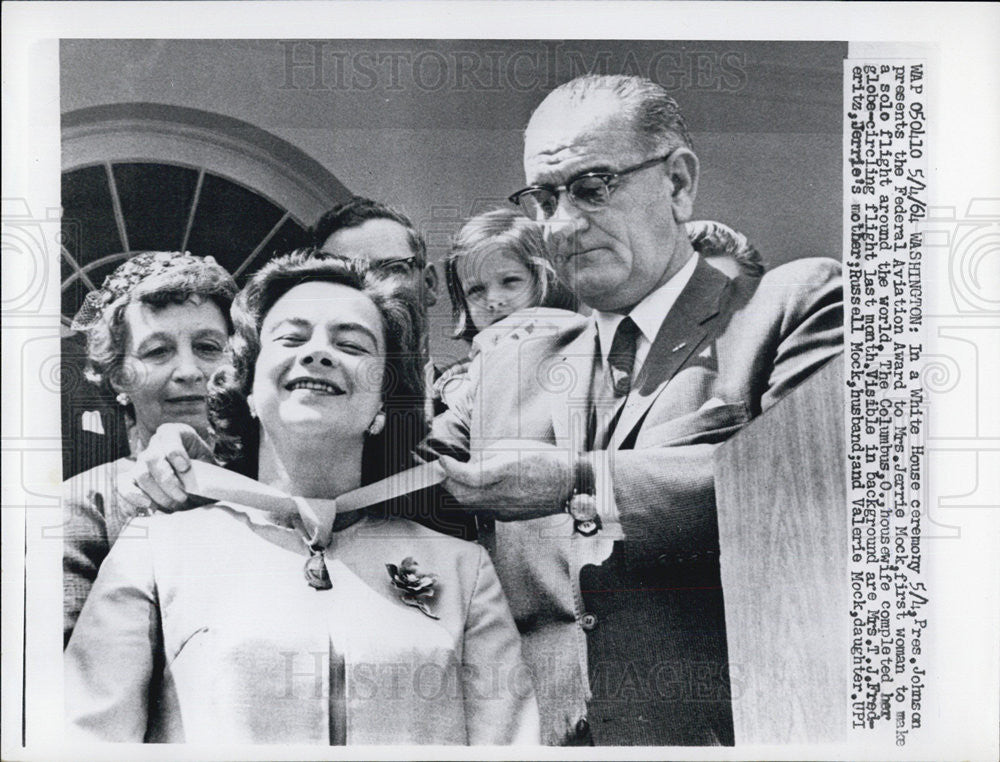 1964 Press Photo President Johnson presents award to Mrs. Jerrie Mock - Historic Images