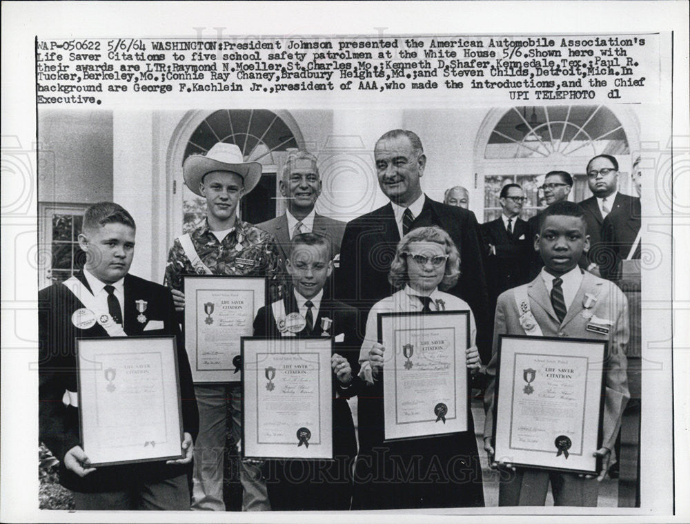 1964 Press Photo President Johnson presented American Automobile Association&#39;s - Historic Images