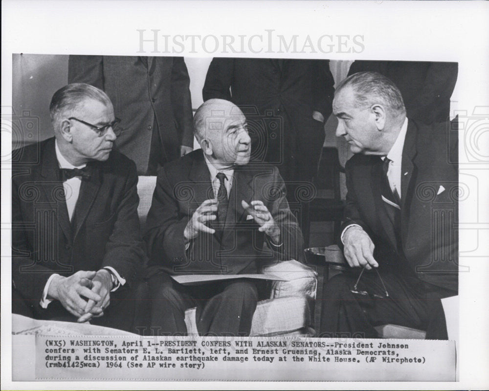 1964 Press Photo President Johnson confers with Senators E. L. Bartlett - Historic Images