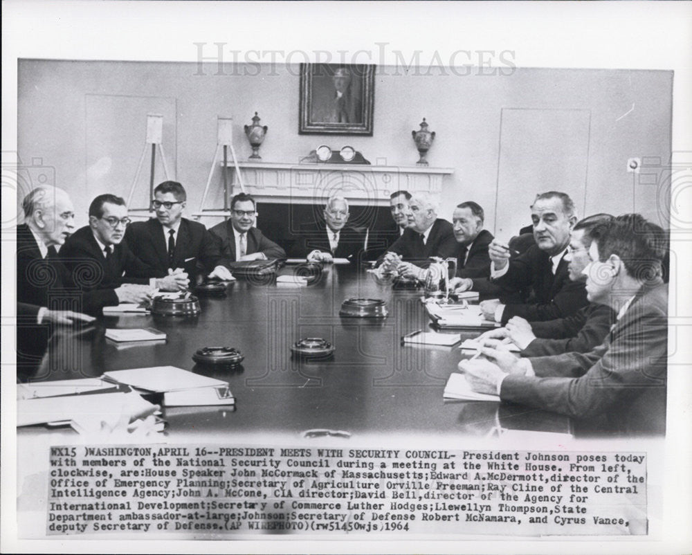 1964 Press Photo President Johnson with members of National Security Council - Historic Images