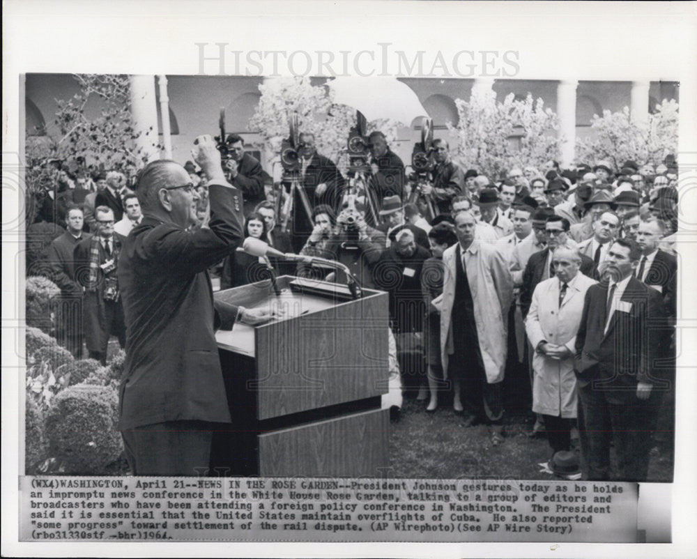 1964 Press Photo President Johnson impromptu News Conference in the White House - Historic Images