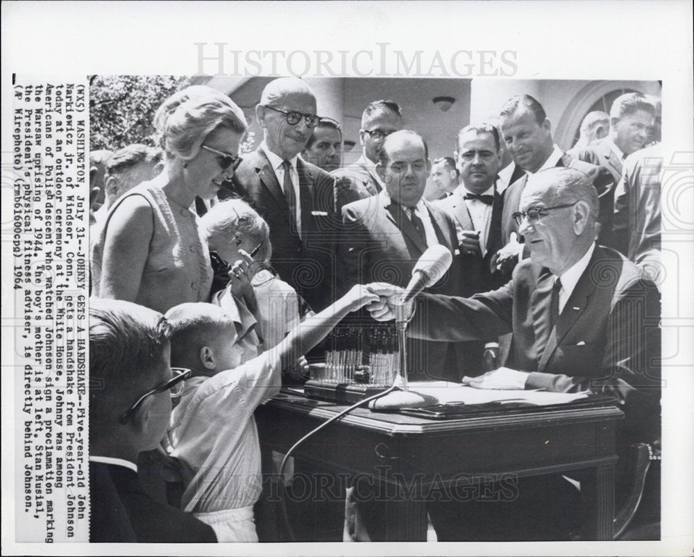 1964 Press Photo John Narkiewicz Jr. gets a handshake from President Johnson - Historic Images