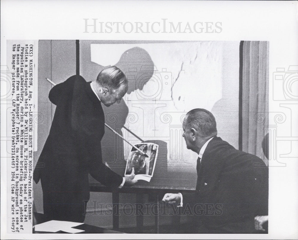 1964 Press Photo President Johnson studies a photograph by Dr. William Pickering - Historic Images