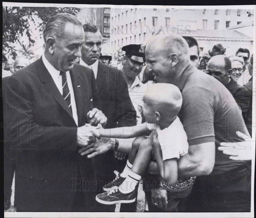 1964 Press Photo President Johnson shakes hands of a youngster - Historic Images