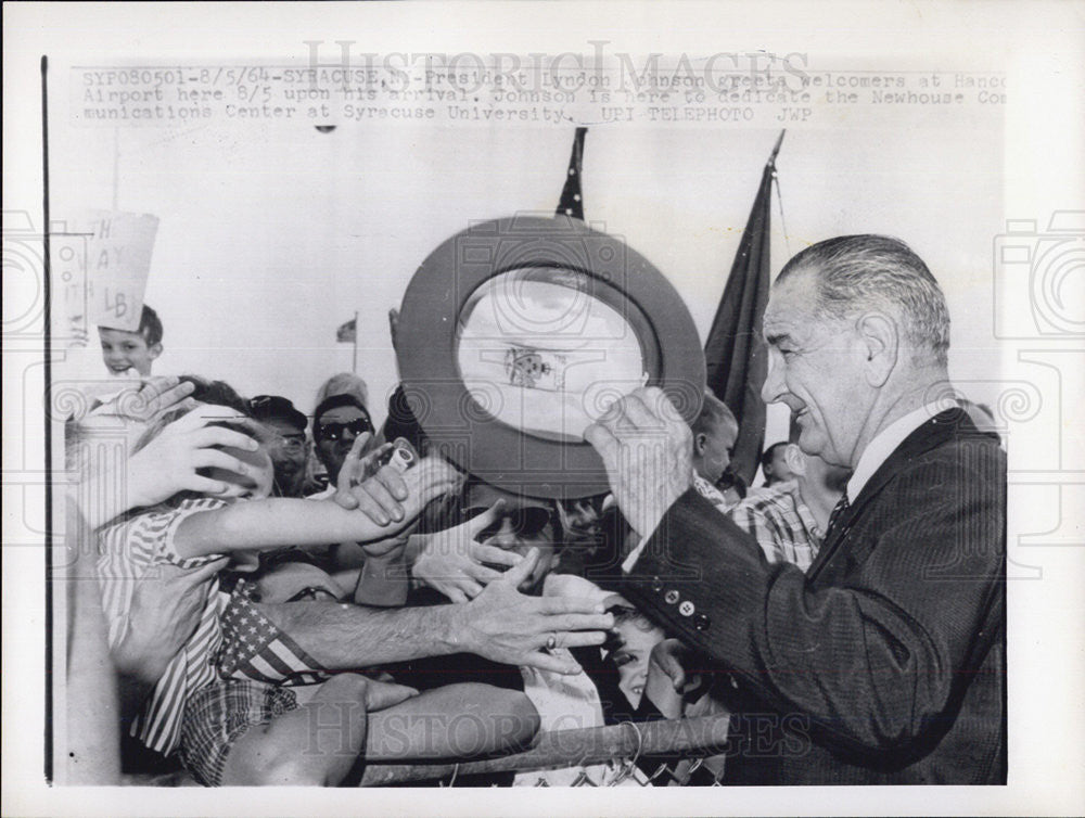 1964 Press Photo President Lyndon B. Johnson dedicate the Newhouse Comm Center - Historic Images