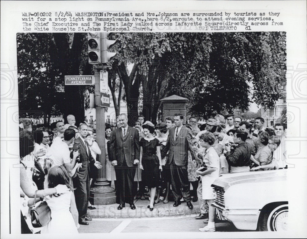 1964 Press Photo President and Mrs. Johnson surrounded by tourists - Historic Images