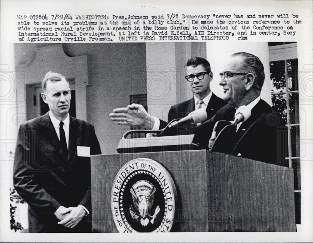 1964 Press Photo President Johnson in his speech at his Rose Garden - Historic Images