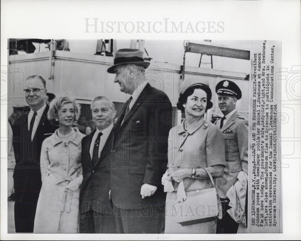 1964 Press Photo Pres. Johnson &amp; Publisher Samuel I. Newhouse at Hancock Field - Historic Images