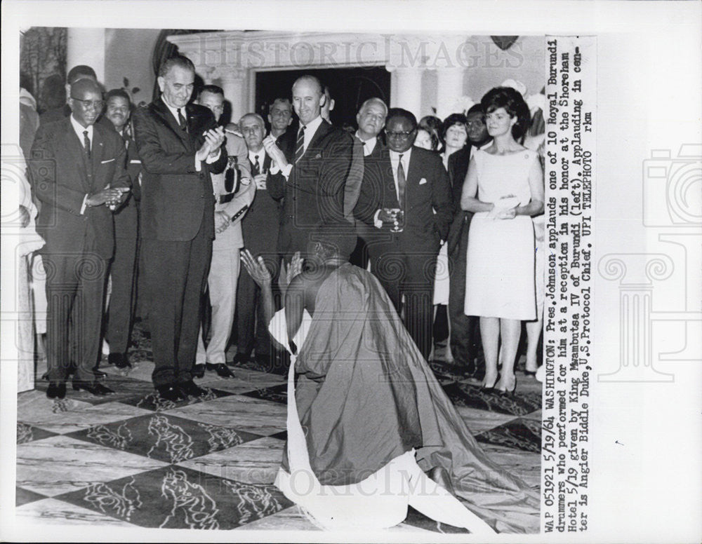 1964 Press Photo President Johnson applauds 10 Royal Burundi Drummers - Historic Images