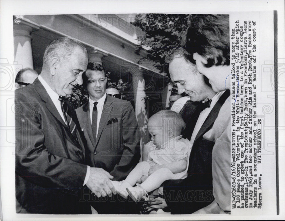 1964 Press Photo President Johnson talks to more than 100 Peace Corps Volunteers - Historic Images