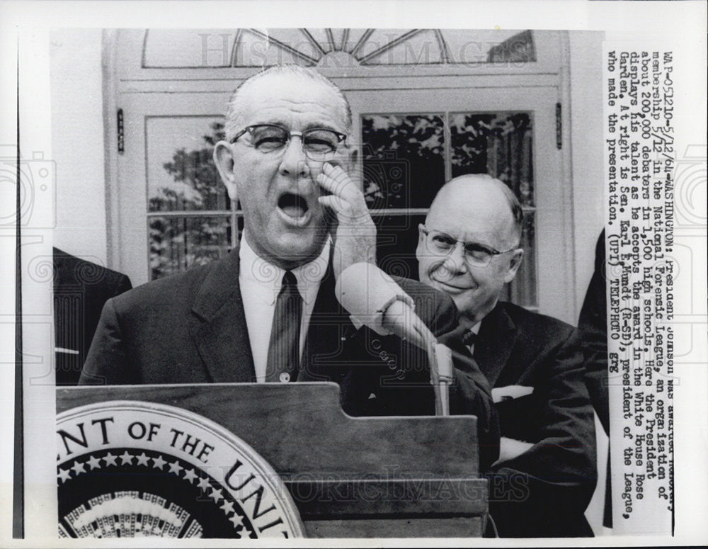 1964 Press Photo President Johnson awarded by the National Forensic League - Historic Images