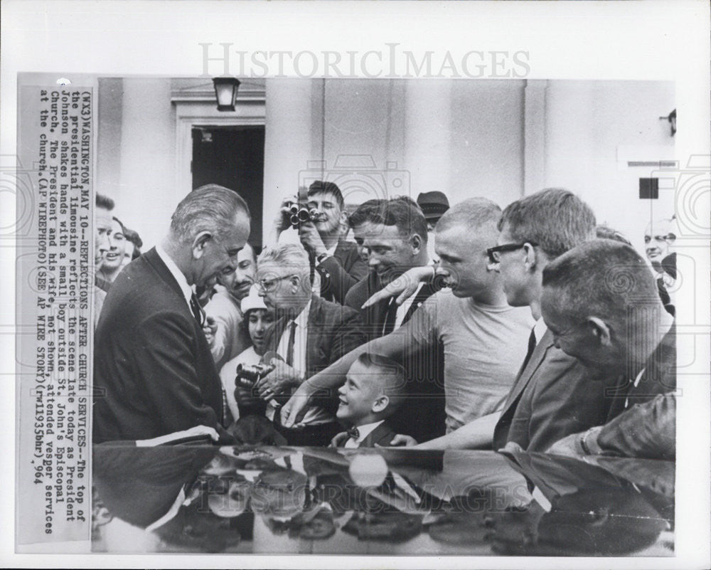 1964 Press Photo President Johnson shakes hand with a small boy at St. John&#39;s - Historic Images