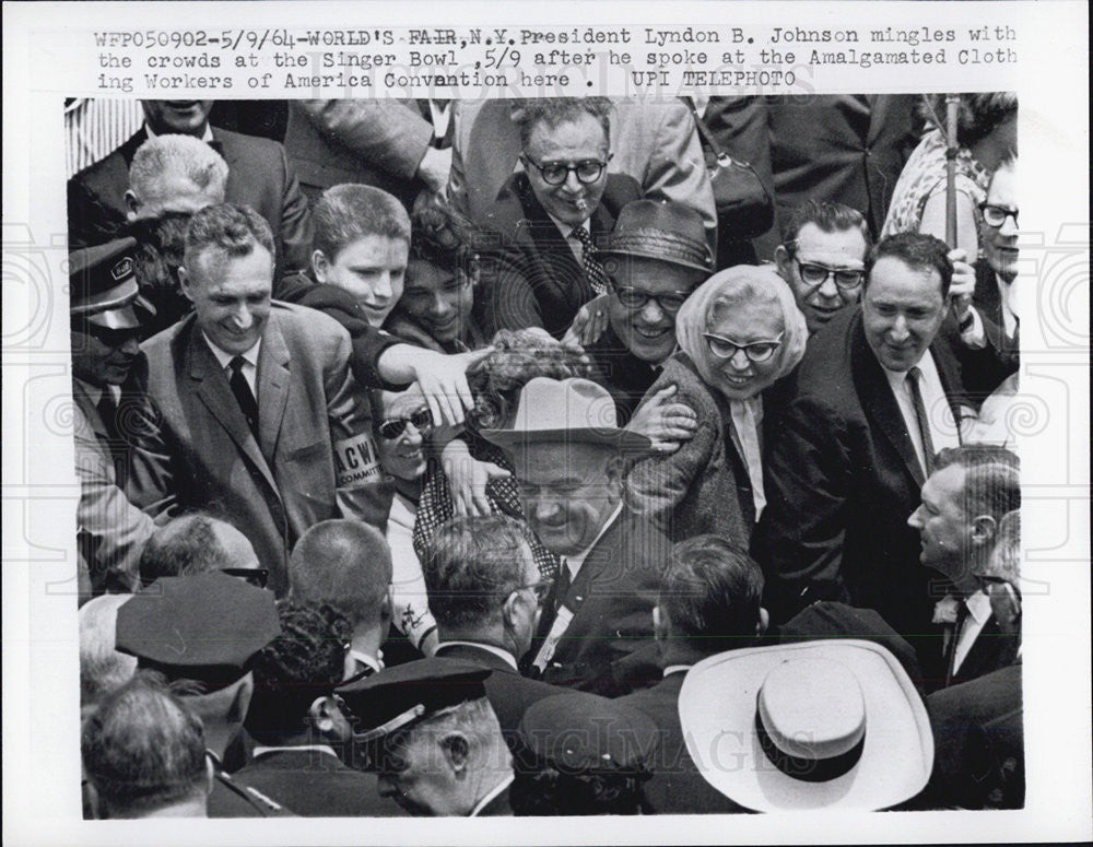 1964 Press Photo President  Johnson mingles with crowd at Singer Bowl - Historic Images