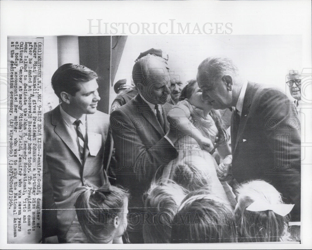 1964 Press Photo Jennifer Gould gives President Johnson a birthday kiss - Historic Images