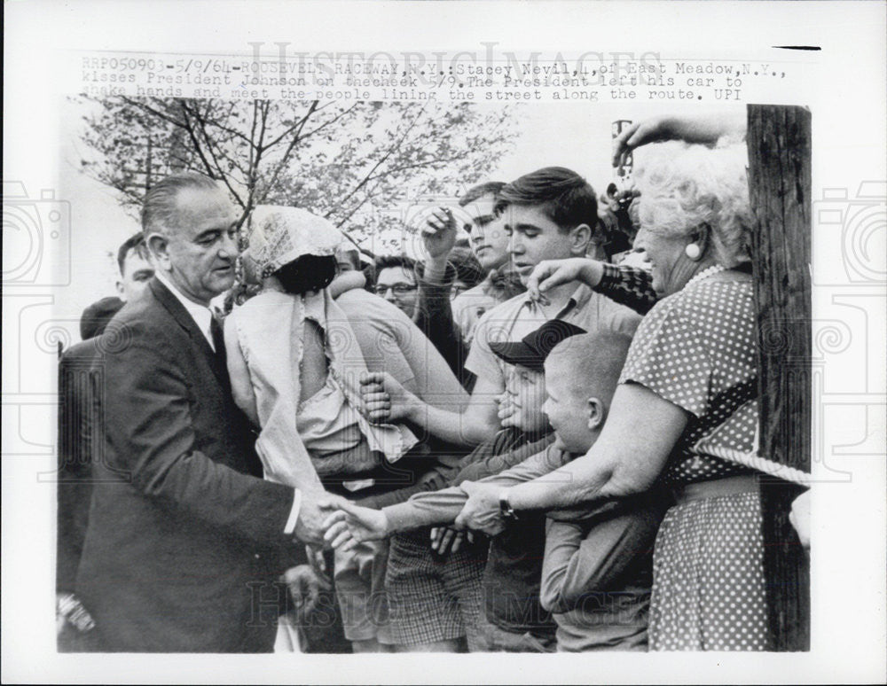 1964 Press Photo Stacey Nevil,4,  kisses President Johnson on the cheek - Historic Images