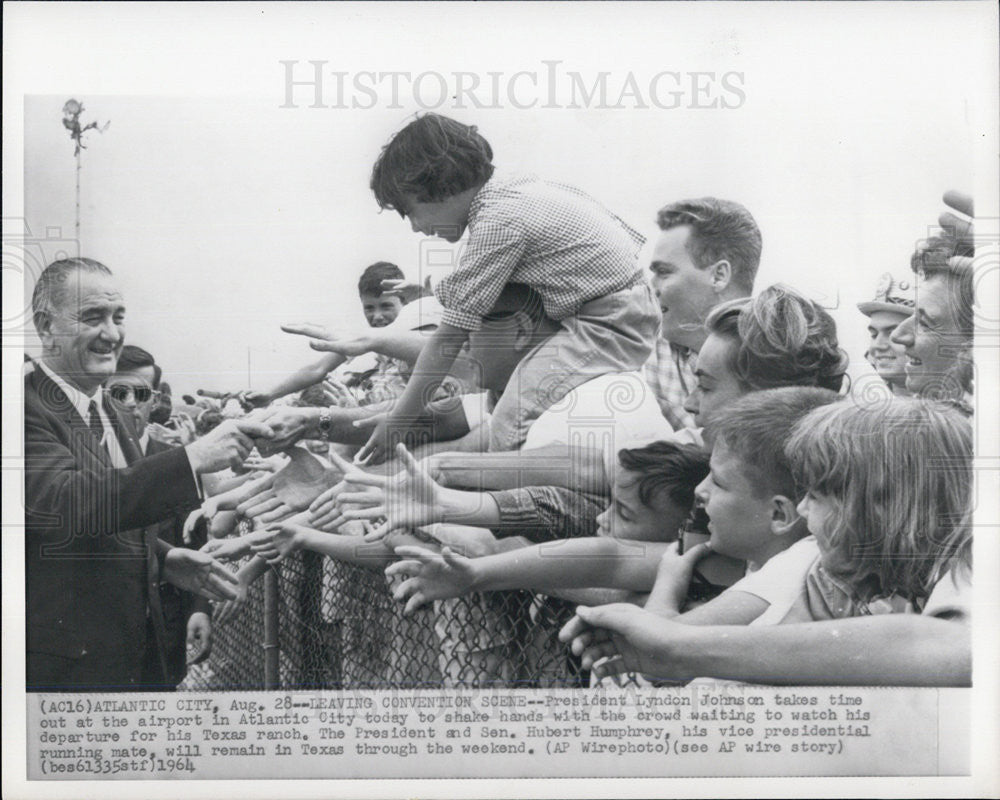 1964 Press Photo Pres. Lyndon B. Johnson shakes hands at Atlantic City Airport - Historic Images