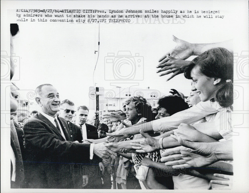 1964 Press Photo  Pres. Lyndon B. Johnson shakes hands at Atlantic City - Historic Images