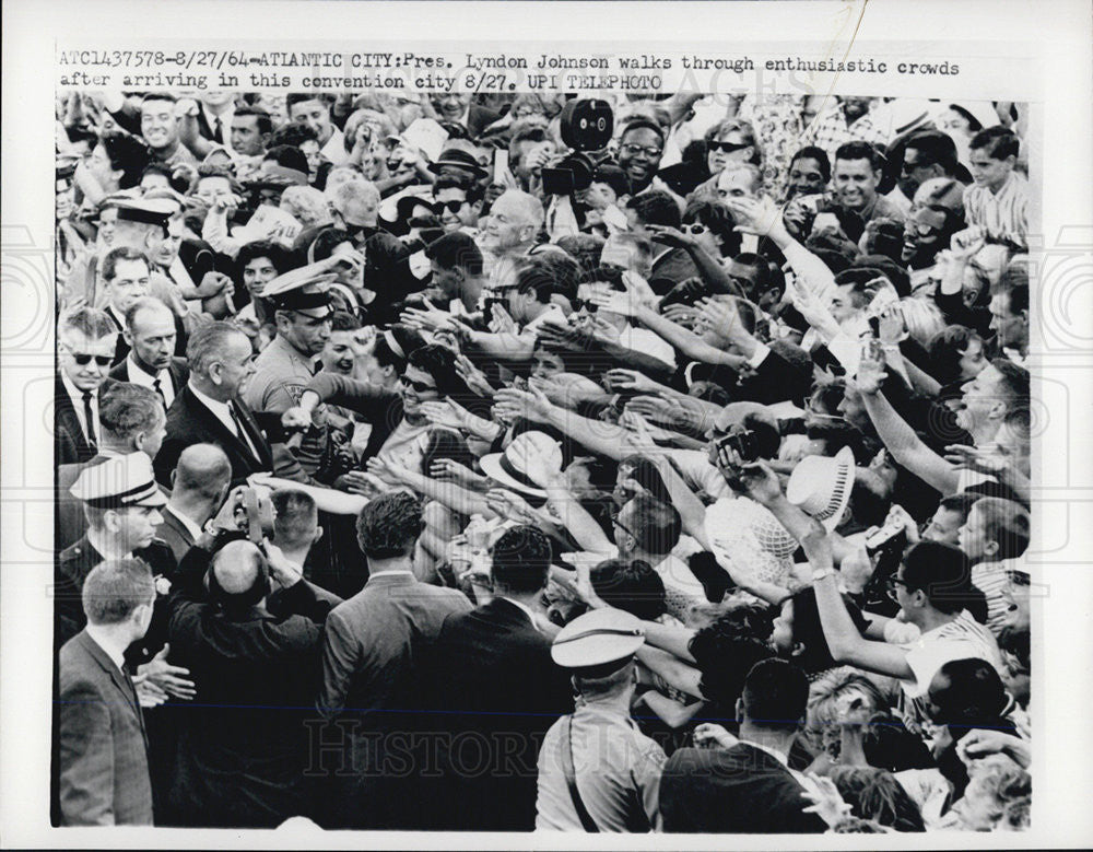 1964 Press Photo Lyndon Johnson with the crowd at Atlantic City - Historic Images