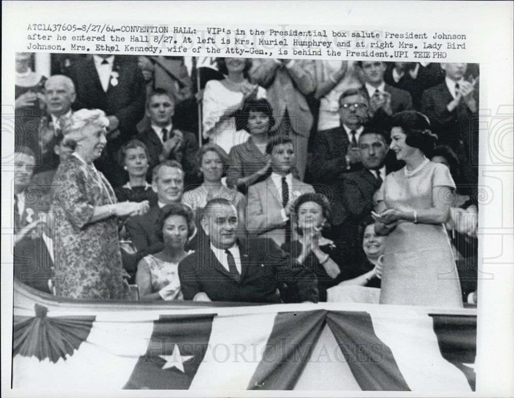 1964 Press Photo VIP&#39;s in Presidential Box salute President Johnson - Historic Images