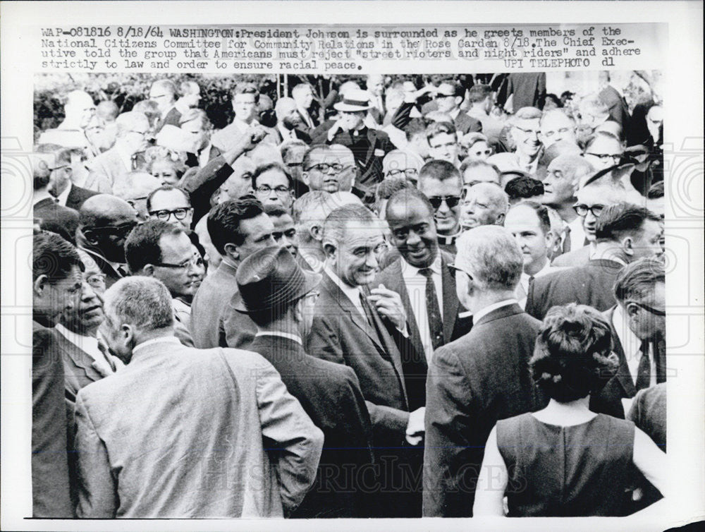 1964 Press Photo Pres.Johnson greets Nat&#39;l Citizens Committee for Comm Relations - Historic Images