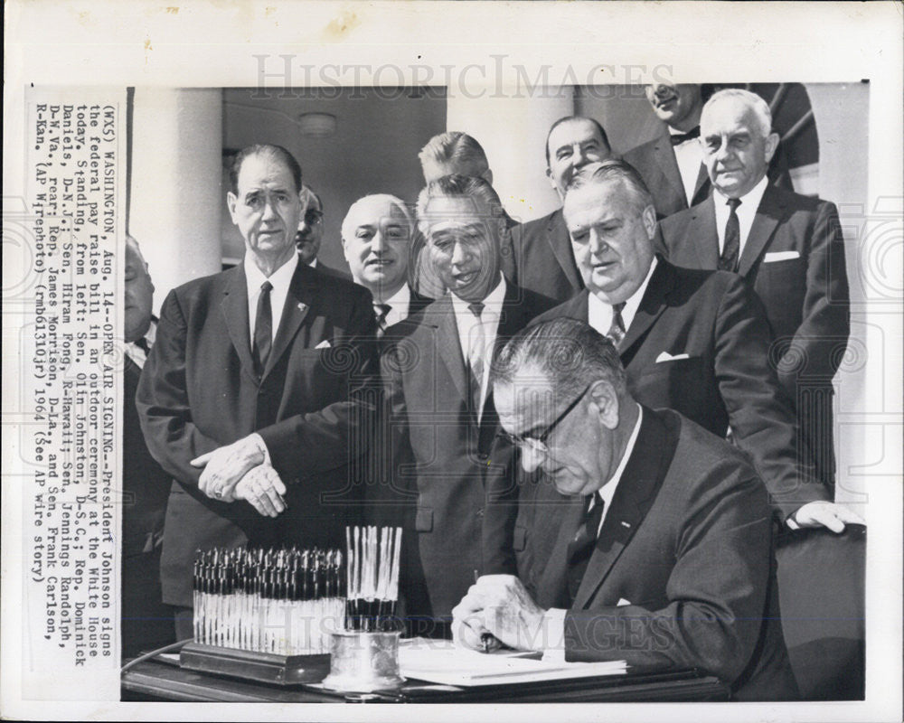 1964 Press Photo President Johnson signs federal pay raise bill at White House - Historic Images