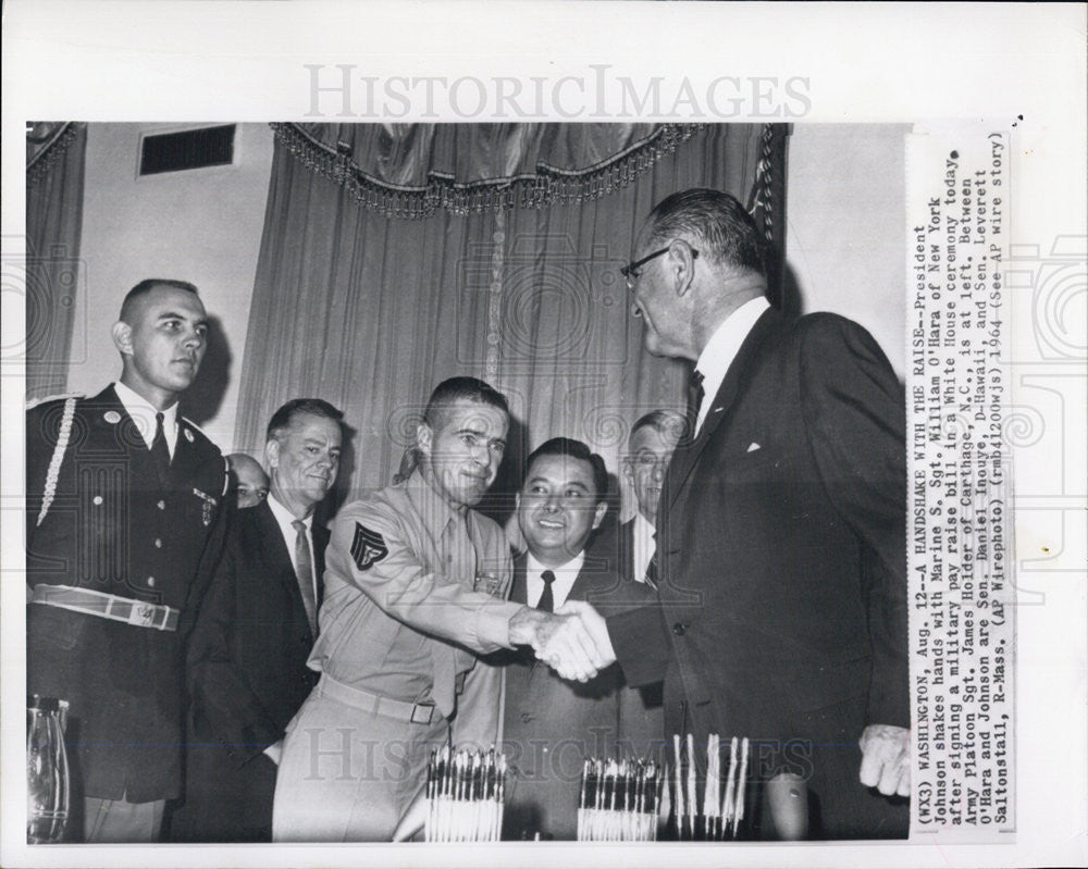 1964 Press Photo President Johnson with Marine S. Sgt. William O&#39;Hara - Historic Images