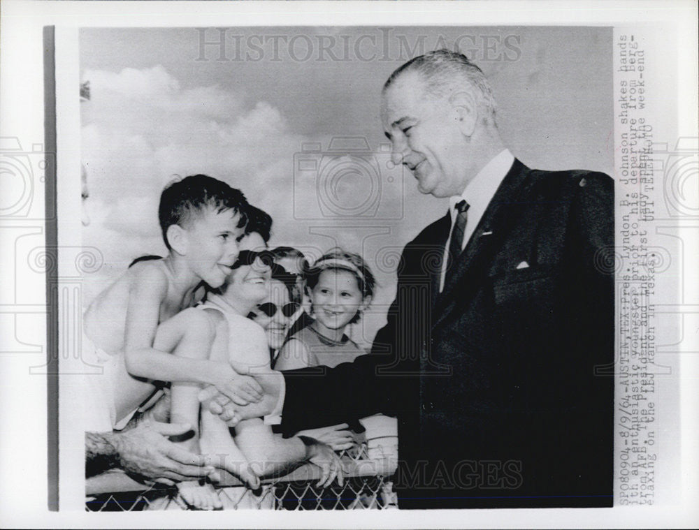 1964 Press Photo President Lyndon B. Johnson shakes hands with youngster - Historic Images