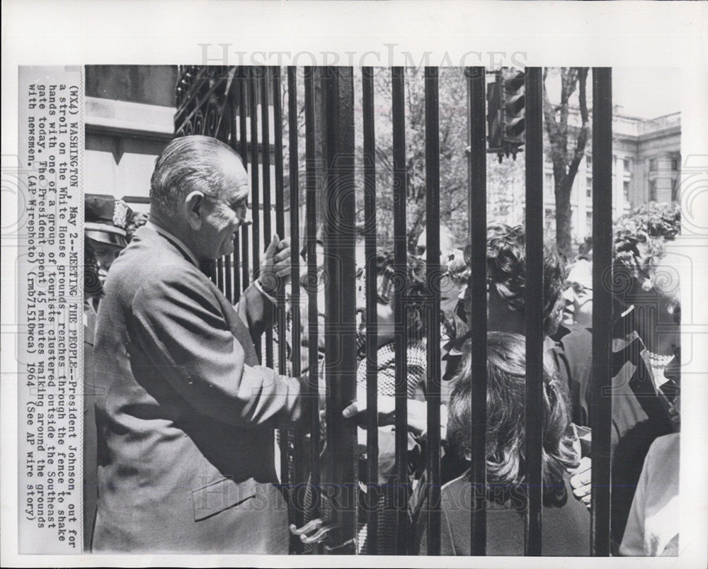 1964 Press Photo President Johnson  out on a stroll on White House grounds - Historic Images