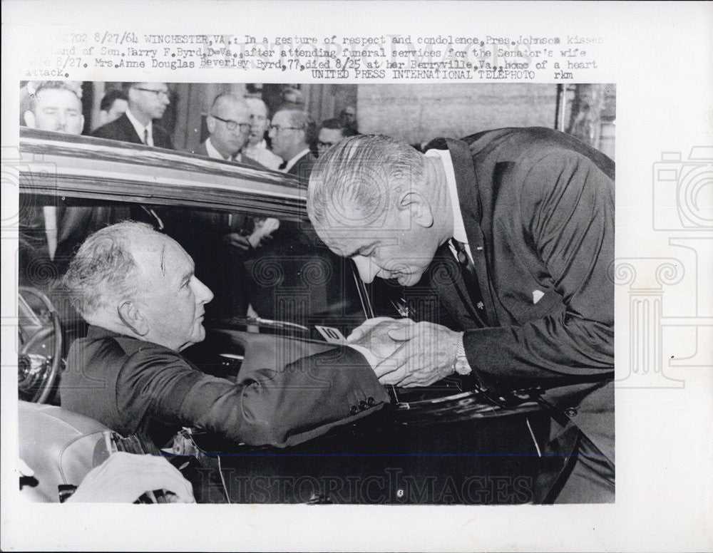 1964 Press Photo President Johnson kisses Senator Harry F. Byrd - Historic Images