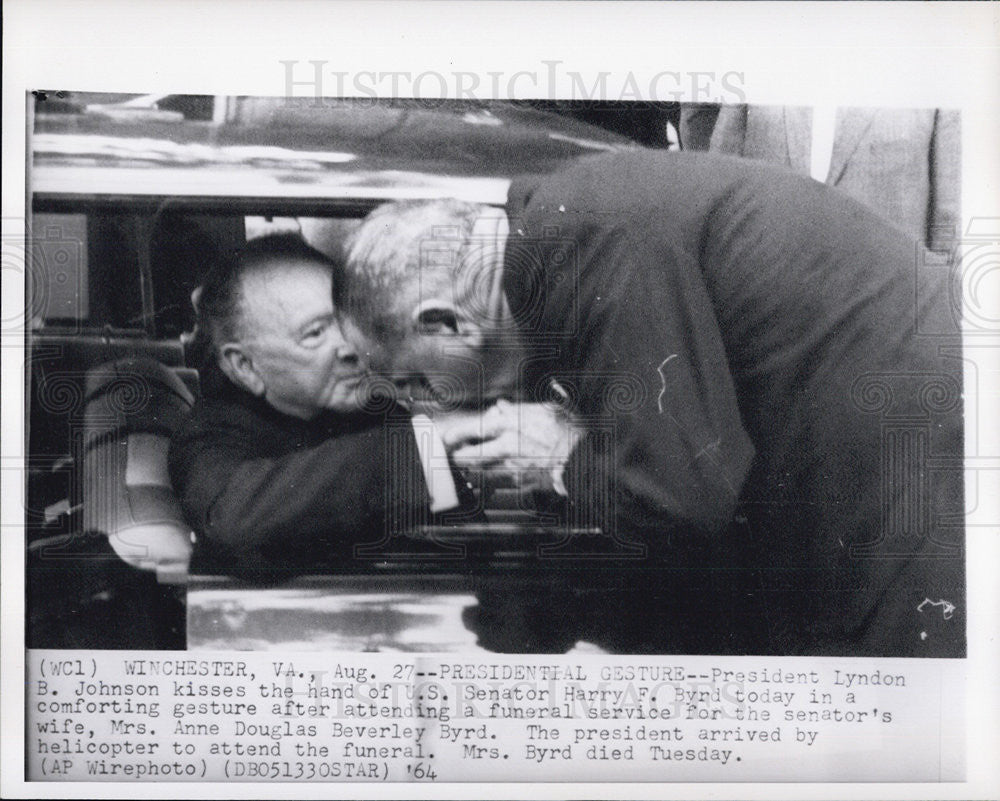 1964 Press Photo President  Lyndon Johnson kisses the hand of Sen. Harry Byrd - Historic Images