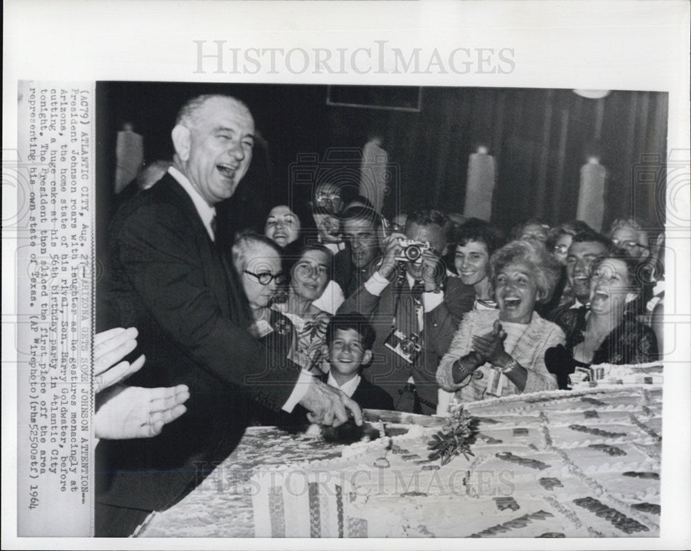 1964 Press Photo President Lyndon B. Johnson cutting a cake - Historic Images