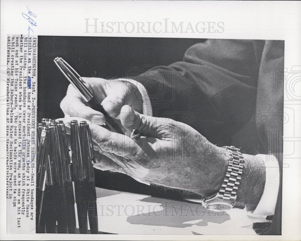 1965 Press Photo President Lyndon B. Johnson signing a bill - Historic Images