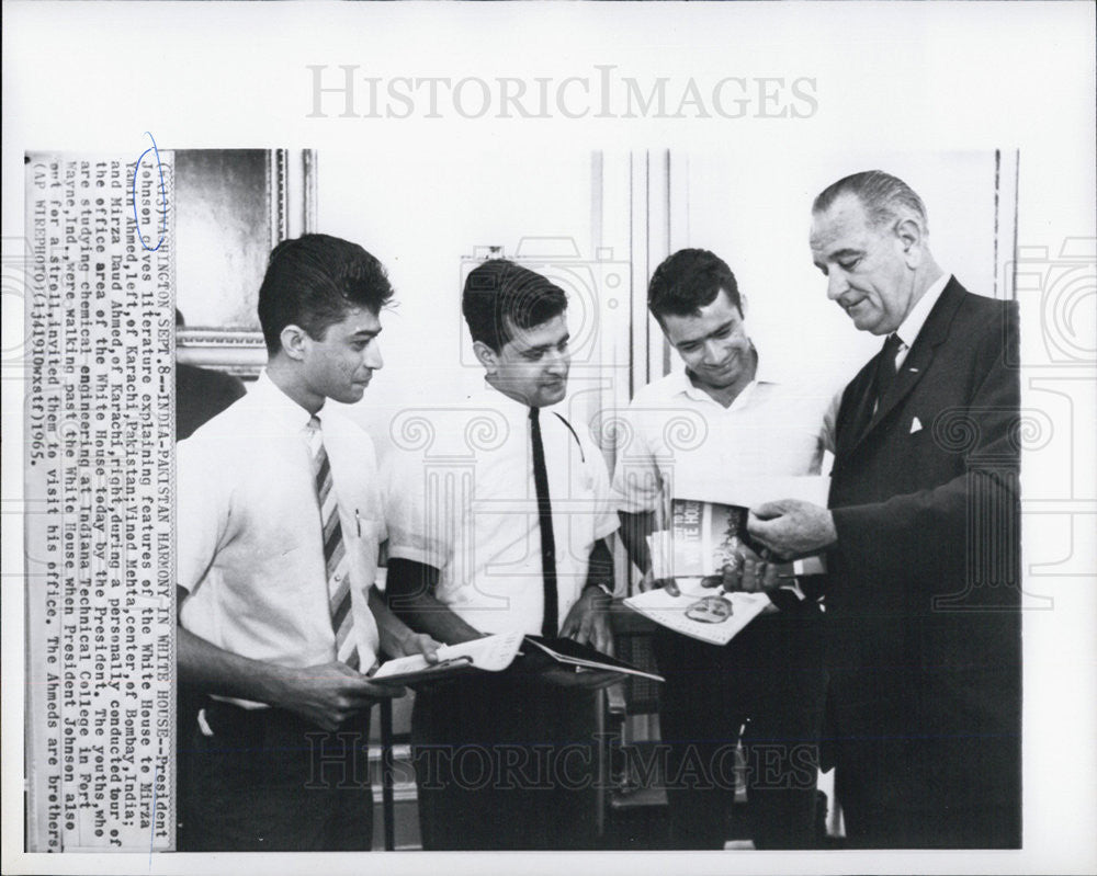 1965 Press Photo President Johnson, Mirza Yamin Ahmed, Vinet Mehta, - Historic Images