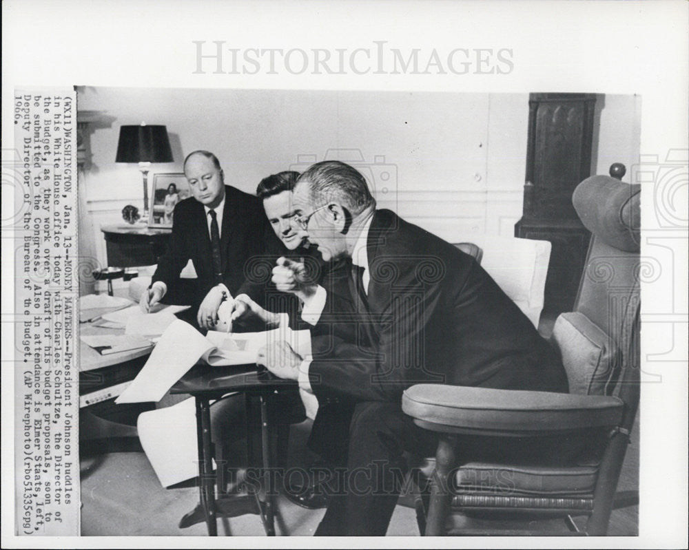 1966 Press Photo President JOhnson, Charles Schultze and Elmer Staatz - Historic Images