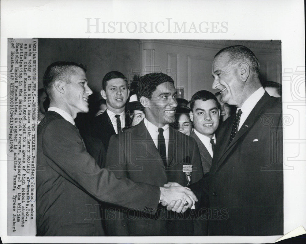 1965 Press Photo President Johnson Shakes Hands with Larry McGinty - Historic Images