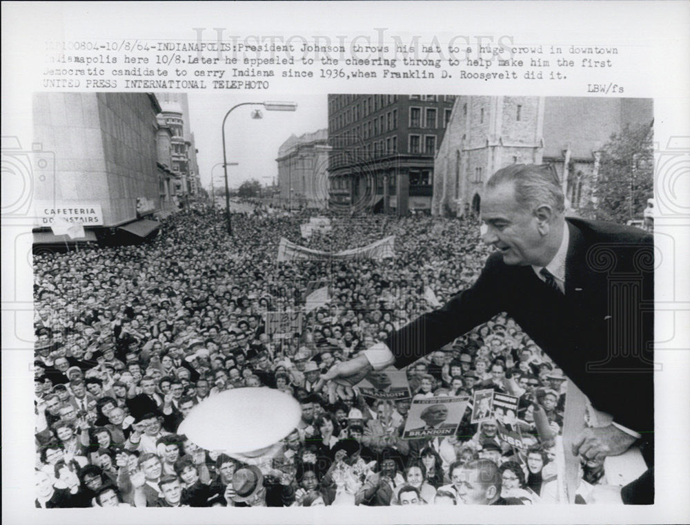 1964 Press Photo President Johnson Throws Hat to Indiana Crowd - Historic Images