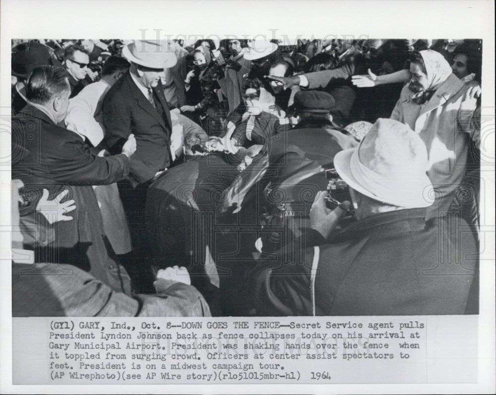 1964 Press Photo Secret Service Agent Pulls President Johnson Away From Fence - Historic Images