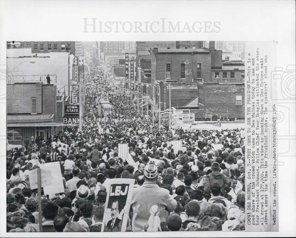 1964 Press Photo Crowd Gathers to See President Johnson in Des Moines Idaho - Historic Images