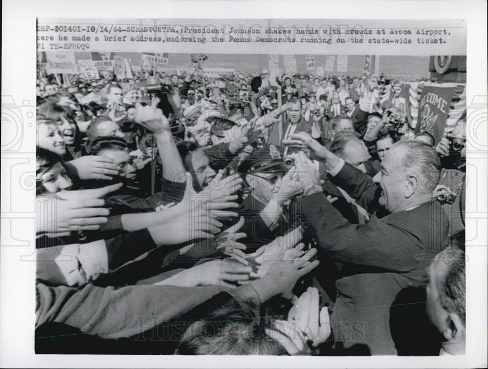 1964 Press Photo President Johnson Shakes Hands with Crowds at Airport - Historic Images