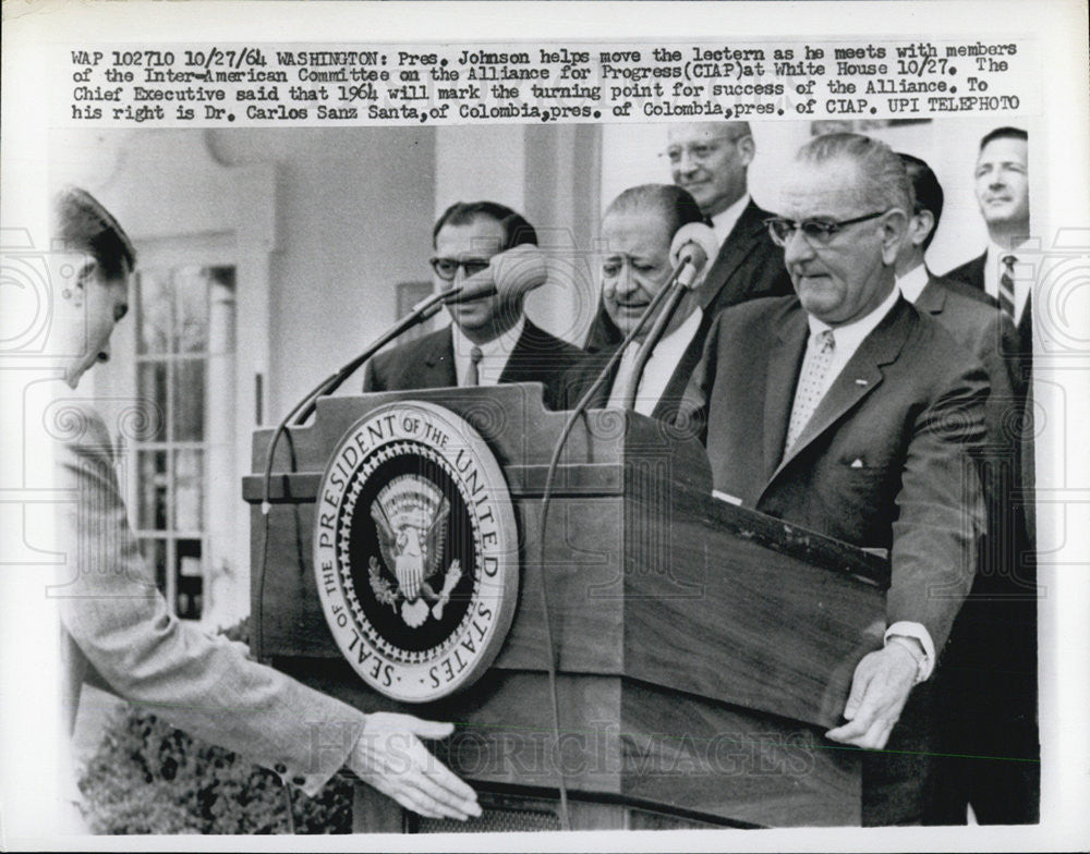 1964 Press Photo President Johnson and Dr. Carlos Sanz Santa - Historic Images