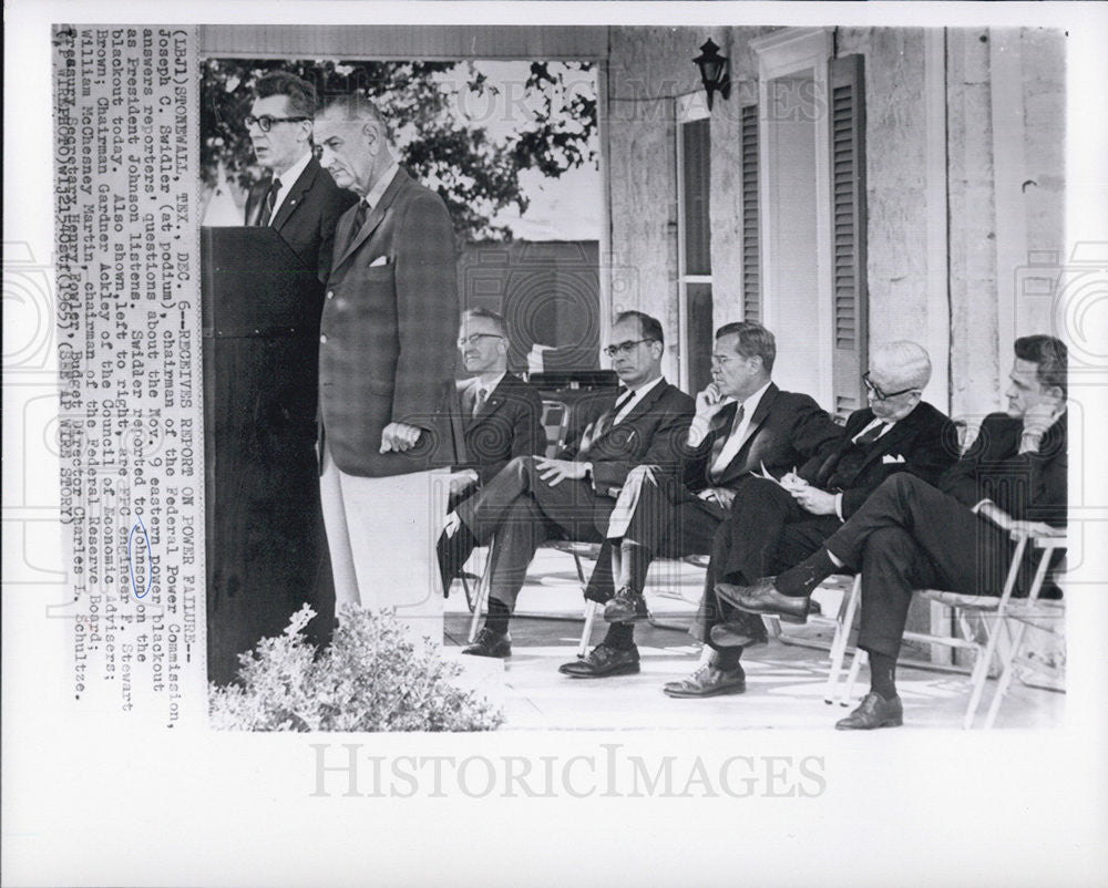 1965 Press Photo President Johnson Receives Report on Power Failure - Historic Images