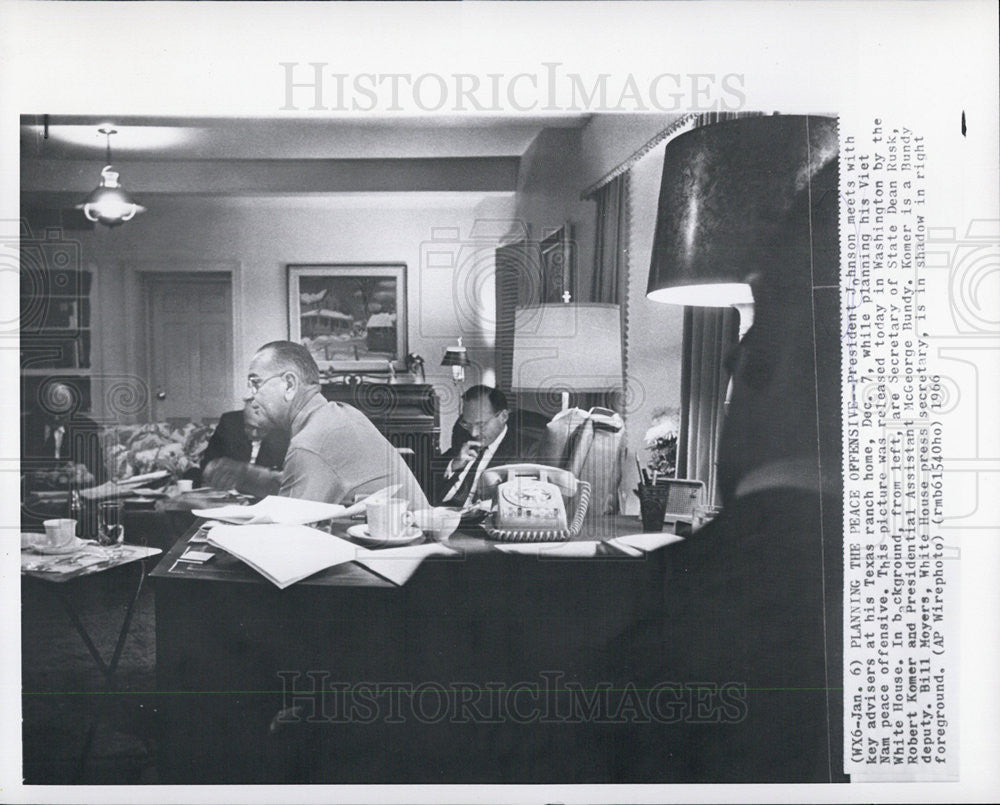 1966 Press Photo President Johnson Meets with Key Advisors in Texas Ranch Home - Historic Images