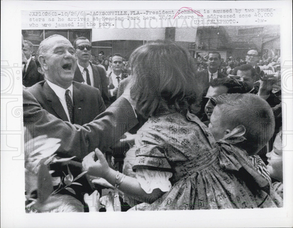 1964 Press Photo President Johnson amused by two youngsters at Hemming Park - Historic Images