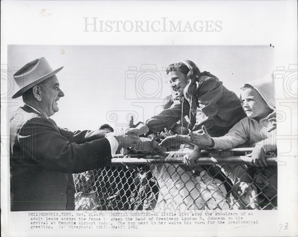 1964 Press Photo President Lyndon  B. Johnson arrives at Memphis Airport - Historic Images