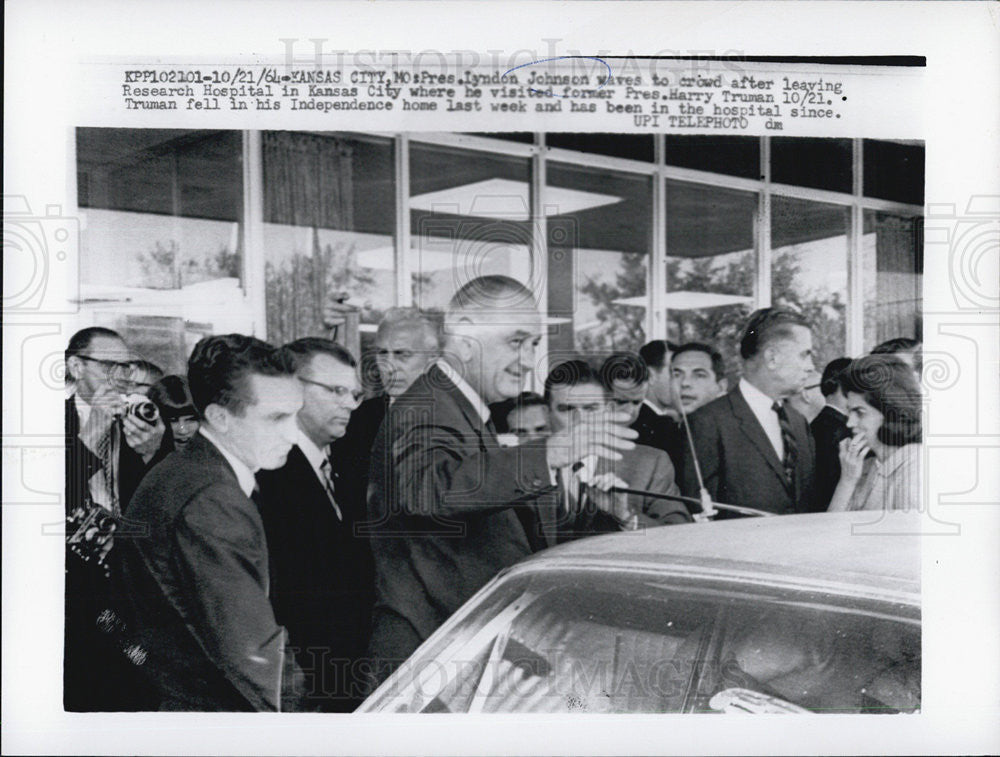 1964 Press Photo Pres. Lyndon Johnson after visiting former Pres.Harry Truman - Historic Images