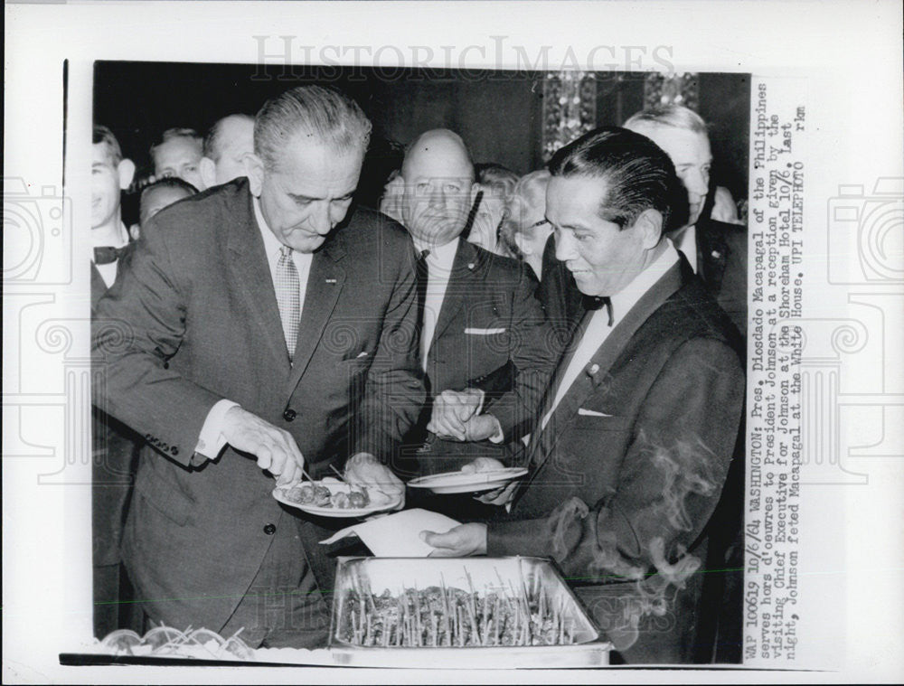 19654 Press Photo Pres.  Macapagal serves hors d&#39;oeuvres to Pres. Johnson - Historic Images