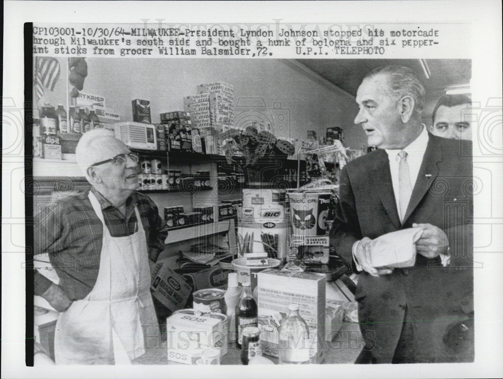 1964 Press Photo President Lyndon Johnson with grocer William Balsmider - Historic Images